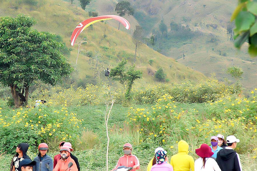 Biểu diễn dù lượn