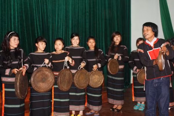 Nghệ nhân Nay Phai hướng dẫn các học viên thực hành đánh chiêng. Ảnh: Thái Bình