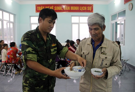  Bộ đội biên phòng Cửa Đại chăm lo bữa sáng cho người dân tránh bão.