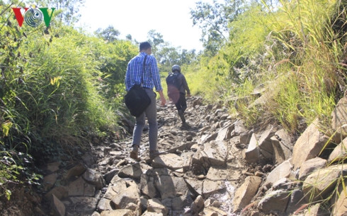 Đường độc đạo lên xuống núi Cheng Leng, nơi Phạm Ngọc Tân thu phí đường của dân nghèo.