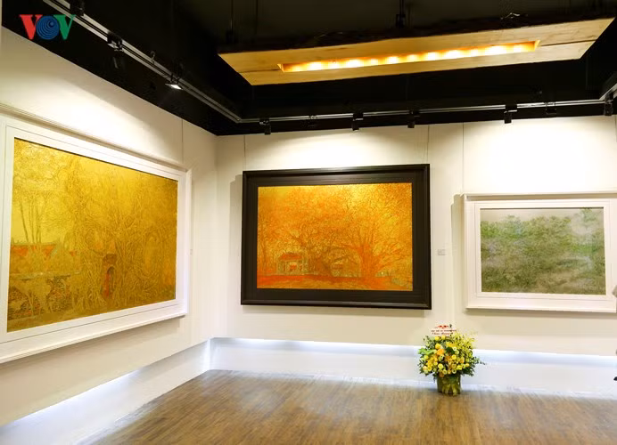 “Miền cổ tích” được họa sĩ Nguyễn Quốc Huy thả trôi cảm xúc trong ánh sáng âm thầm mà rạng rỡ của vỏ trứng và muôn ngàn sắc tươi mới của lá và hoa. 29 bức họa sẽ gợi cho người xem về một thế giới lung linh mờ ảo, bình dị và dịu êm của một miền cổ tích xưa của phong cảnh làng quê, mái đình Việt….