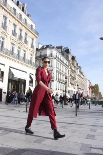 Không chỉ ghi lại những bức hình làm kỷ niệm, Á hậu cũng không quên tìm hiểu thật kỹ về lịch sử hình thành, trò chuyện cùng những người dân nơi đây. Không chỉ ghi lại những bức hình làm kỷ niệm, Á hậu cũng không quên tìm hiểu thật kỹ về lịch sử hình thành, trò chuyện cùng những người dân nơi đây.