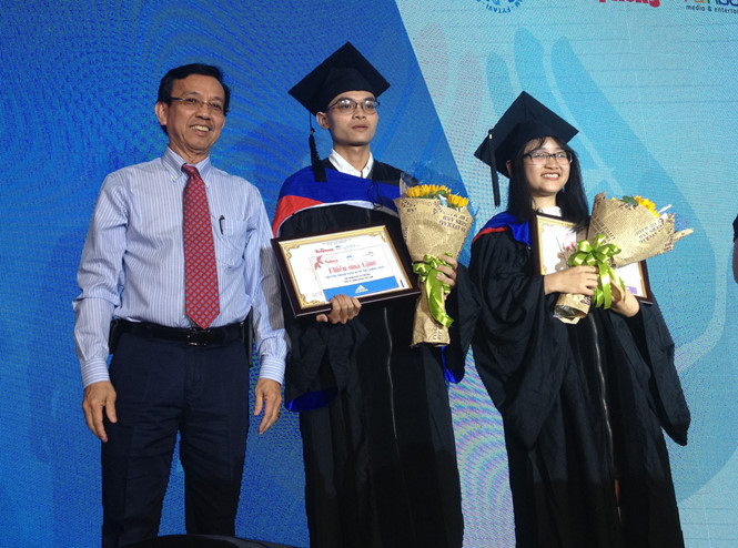 Mỗi thủ khoa vinh danh được nhận một suất học bổng 1 triệu đồng tiền mặt và một phần quà trị giá 2 triệu đồng