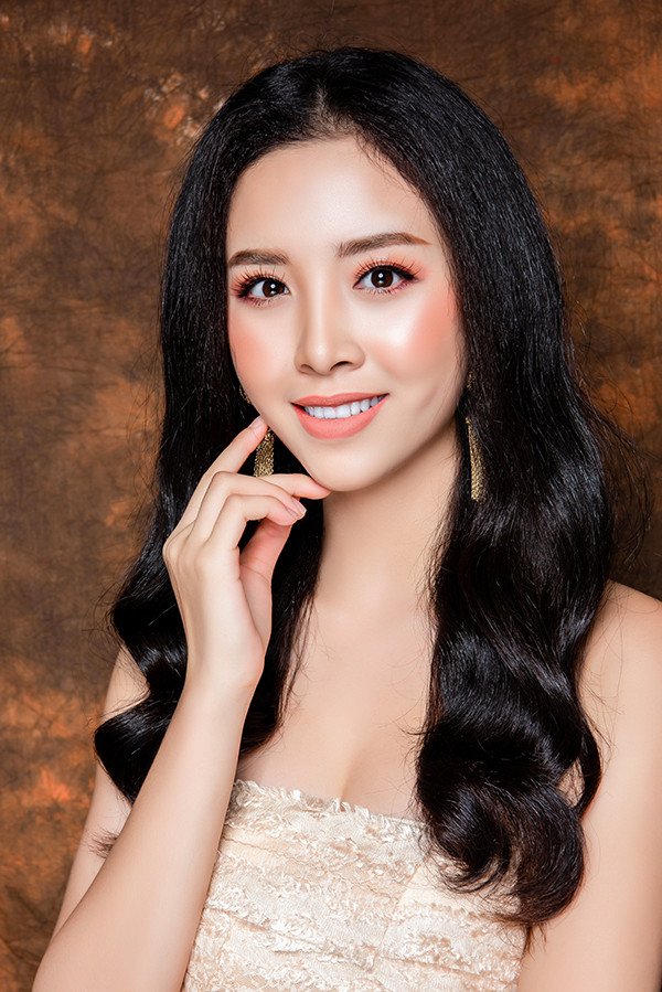 Sắc son này mang đến vẻ đẹp tươi tắn, trẻ trung. Bạn nên kết hợp với màu mắt và màu má cùng tone đẻ có diện mạo hài hoà.