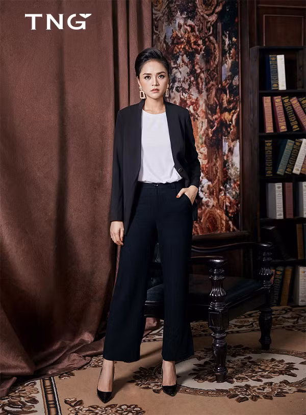 Một chiếc áo vest tone xám khoác ngoài t-shirt hoặc sơ mi trắng, kèm quần suông dáng rộng tạo hiệu ứng dài chân là gợi ý cho những nàng không thích màu mè mà vẫn toát lên gu thời trang sành điệu.