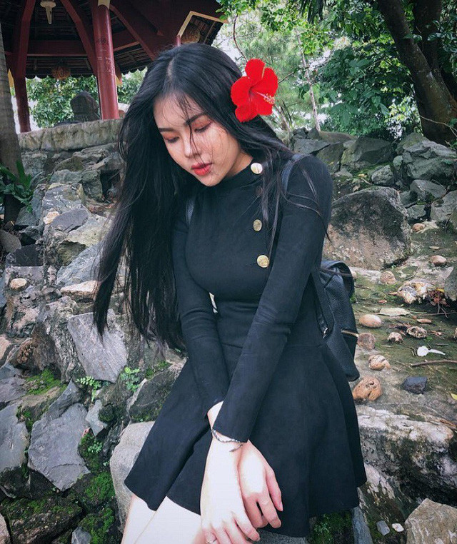 10x được nhận xét sở hữu vóc dáng ấn tượng với chiều cao 1m71, số đo 3 vòng 91-64-96 cùng gương mặt xinh xắn, mái tóc đen dài duyên dáng, đặc biệt là khi mặc áo dài trắng.