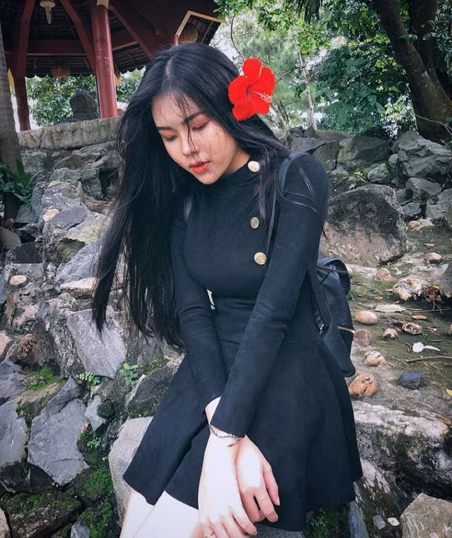 10x được nhận xét sở hữu vóc dáng ấn tượng với chiều cao 1m71, số đo 3 vòng 91-64-96 cùng gương mặt xinh xắn, mái tóc đen dài duyên dáng, đặc biệt là khi mặc áo dài trắng.