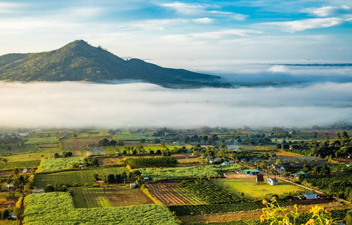  Làng Ia Gri dưới chân núi lửa Chư Đăng Ya. Du khách dễ dàng làm quen với những đứa trẻ hồn nhiên nơi làng cổ này