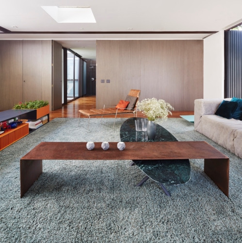 Thảm len lớn bao lấy phần phòng khách tầng 2.