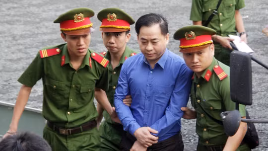 Bị cáo Phan Văn Anh Vũ được dẫn đến tòa