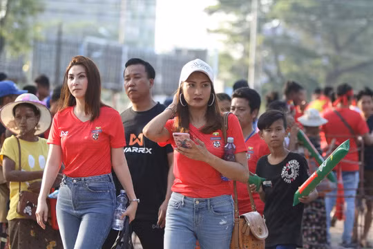 Nhiều người đẹp của Myanmar cũng đến sân để cổ vũ cho thầy trò HLV Antoine Hey