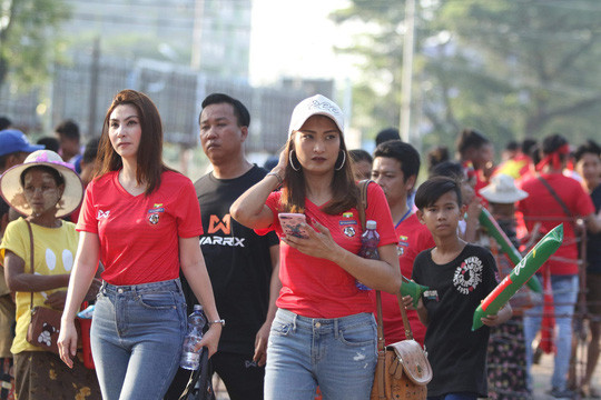 Nhiều người đẹp của Myanmar cũng đến sân để cổ vũ cho thầy trò HLV Antoine Hey