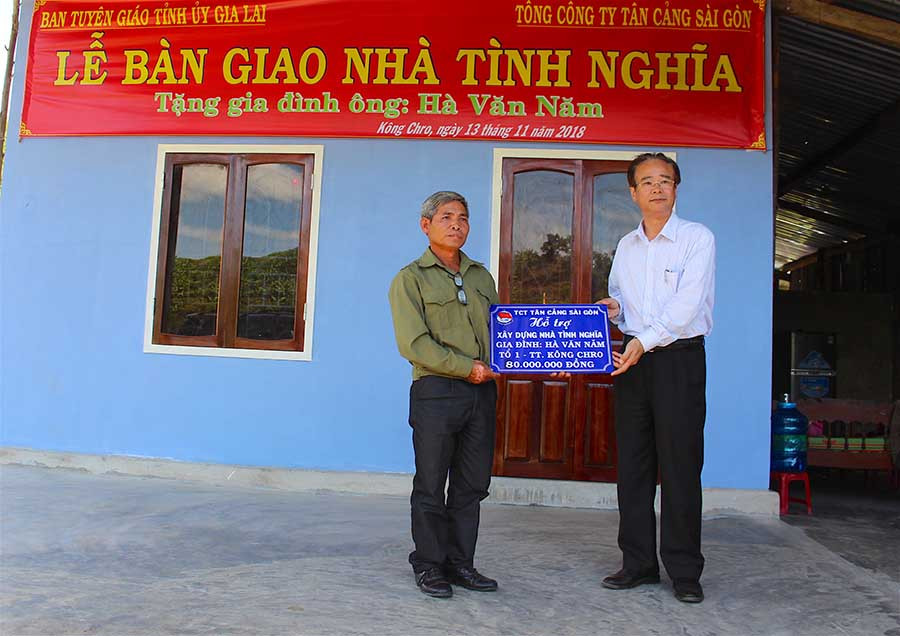 Trưởng ban Tuyên giáo Tỉnh ủy (bìa phải) thay mặt Tổng Công ty Tân Cảng Sài Gòn bàn giao nhà cho gia đình ông Hà Văn Năm. Ảnh: Hồng Thi Trưởng Ban Tuyên giáo Tỉnh ủy (bìa phải) thay mặt Tổng Công ty Tân Cảng Sài Gòn bàn giao nhà cho gia đình ông Hà Văn Năm. Ảnh: Hồng Thi