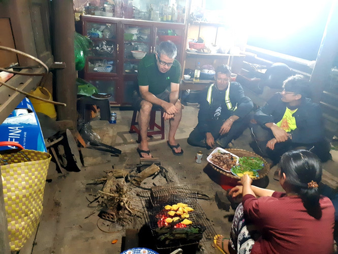 Bữa BBQ ấm áp bên bếp lửa với những vị khách ngoại quốc tại Sàn Bữa BBQ ấm áp bên bếp lửa với những vị khách ngoại quốc tại Sàn