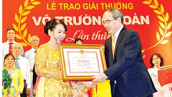 Bí thư Thành ủy TPHCM Nguyễn Thiện Nhân trao giải thưởng Võ Trường Toản tặng các nhà giáo tiêu biểu. Ảnh: VIỆT DŨNG
