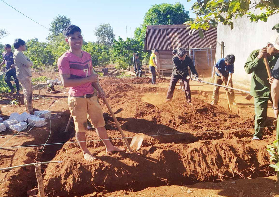 Khởi công xây nhà. Ảnh: Hồng Ngọc