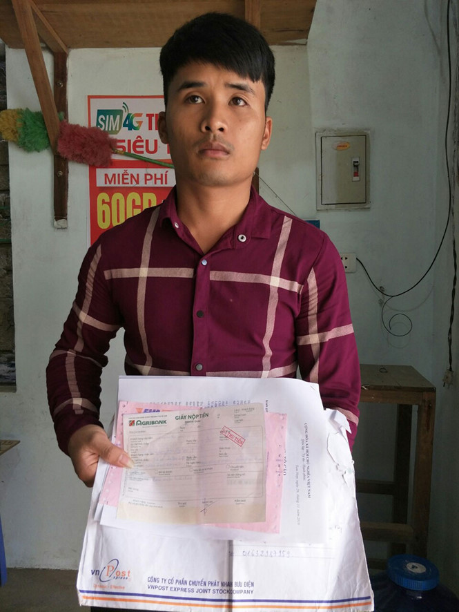 Anh Văn Đức Lâm cùng các chứng từ, đơn tố cáo Thịnh lừa xin việc để chiếm đoạt tiền ẢNH: GIA ĐÌNH CUNG CẤP