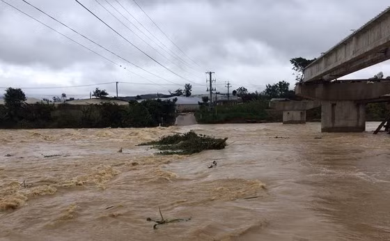 Nước sông Đa Nhim dâng cao gây ngập cầu Ông Thiều