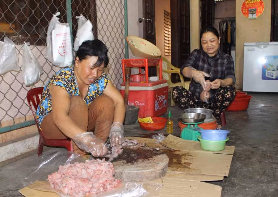  Bà Nguyễn Thị Cẩm Lệ (bìa phải) đã gắn bó với nghề làm chả cá thác lác được 5 năm. Ảnh: P.L