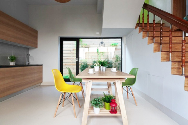 Bàn gỗ, ghế ăn hiện đại đặt cạnh bếp và cầu thang thuận tiện trong việc di chuyển. Bàn gỗ, ghế ăn hiện đại đặt cạnh bếp và cầu thang thuận tiện trong việc di chuyển.