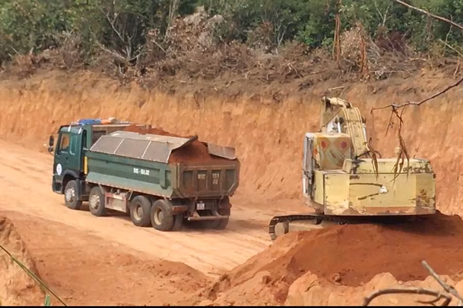  Khai thác đất trái phép tại xã Hà Bầu. Ảnh: Nguyễn Tú