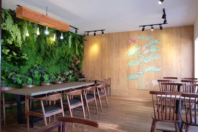 Quán có hai khu, khu ngoài vườn thoáng mát cho khách tận hưởng khí trời trong lành ở phố núi. Không gian trong nhà có máy lạnh, trang trí gần gũi với thiên nhiên, tạo cảm giác thư giãn. 