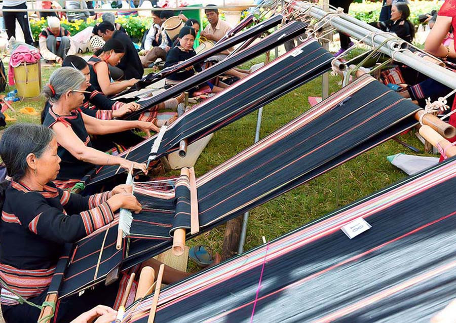 Trình diễn dệt thổ cẩm tại lễ hội