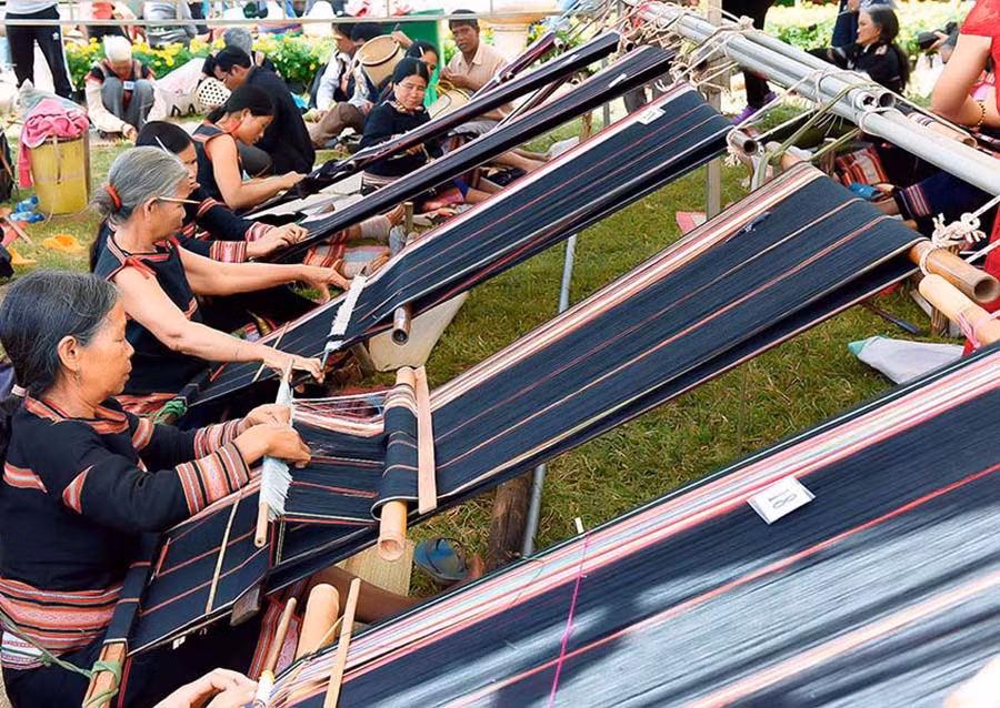 Trình diễn dệt thổ cẩm tại lễ hội