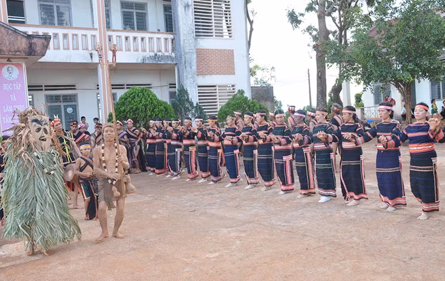  Các nghệ nhân tham gia luyện tập trước ngày hội lớn. Ảnh: V.H