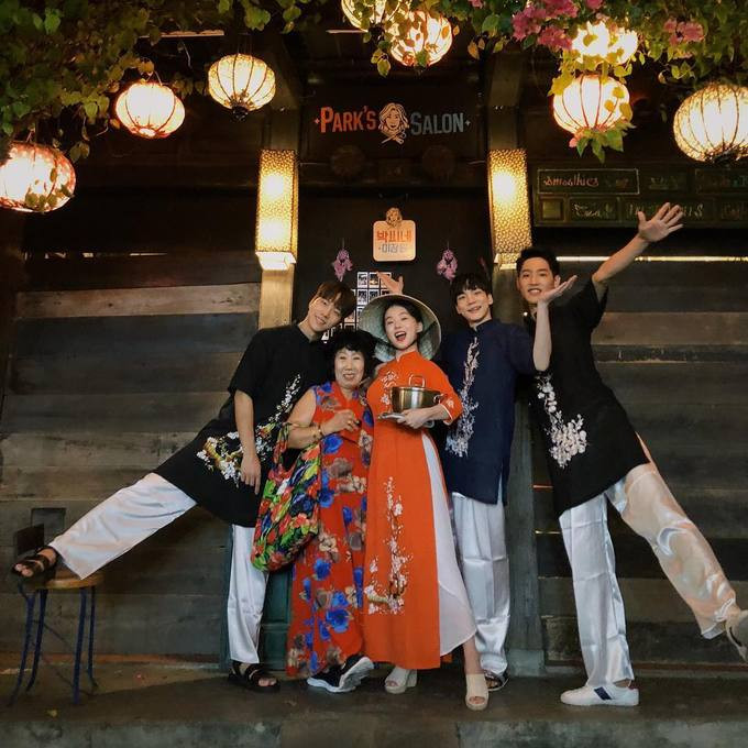 Cô cùng ekip tranh thủ khám phá phố Hội khi thực hiện một bộ ảnh quảng cáo.