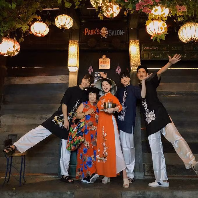 Cô cùng ekip tranh thủ khám phá phố Hội khi thực hiện một bộ ảnh quảng cáo.