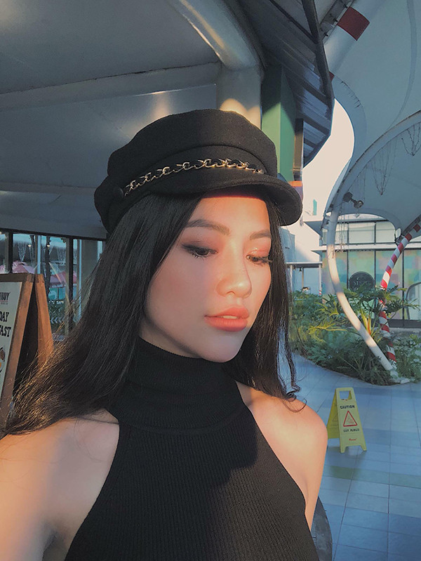 Các mẫu phụ kiện hot trend cũng được tân hoa hậu cập nhật một cách nhanh nhậy để set đồ street stye của cô thêm ấn tượng. Các mẫu phụ kiện hot trend cũng được tân hoa hậu cập nhật một cách nhanh nhậy để set đồ street stye của cô thêm ấn tượng.