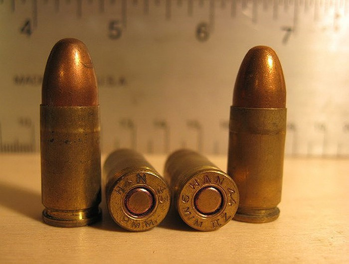 Bizon-2-04 - Phiên bản carbine bán tự động của PP-19 sử dụng đạn 9x18 mm Makarov. Bizon-2-05 - Phiên bản bán tự động bắn đạn 9x19 mm Parabellum. Bizon-2-06 - Phiên bản carbine bán tự động sử dụng đạn 0,380 ACP, cùng nhiều loại đạn khác.