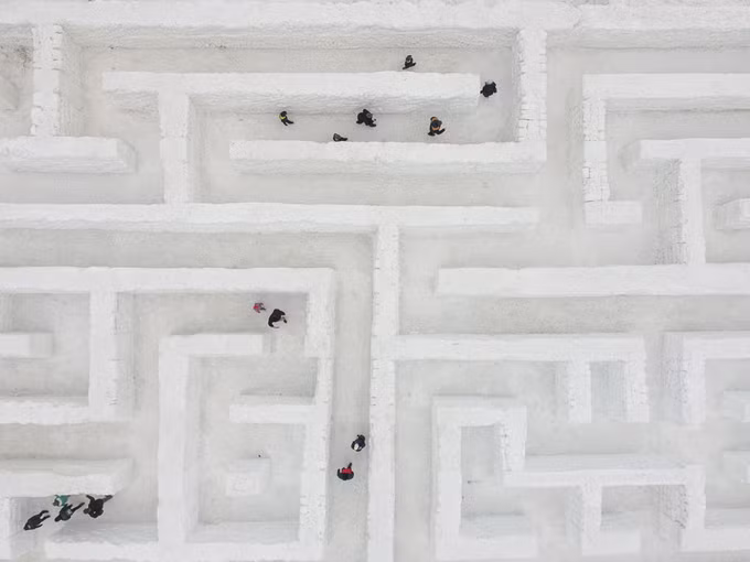  Zakopane, Ba Lan: Bức ảnh với góc chụp từ trên cao ghi lại cảnh du khách khám phá mê cung tuyết lớn nhất thế giới ở Zakopane, Ba Lan. Ảnh: Omar Marques/Anadolu Agency.