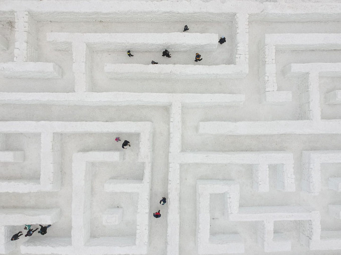  Zakopane, Ba Lan: Bức ảnh với góc chụp từ trên cao ghi lại cảnh du khách khám phá mê cung tuyết lớn nhất thế giới ở Zakopane, Ba Lan. Ảnh: Omar Marques/Anadolu Agency.