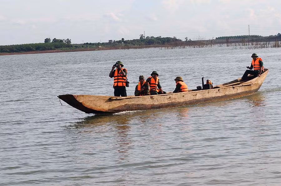  Cán bộ, chiến sĩ Đồn Biên phòng Ia O tuần tra trên sông. Ảnh: Phương Dung
