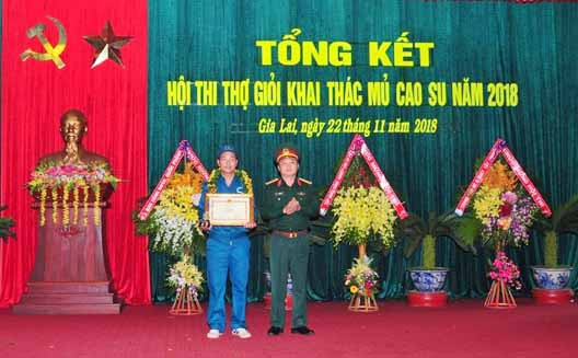 Ban Tổ chức trao giải Bàn tay vàng cho thí sinh Đoàn Văn Giáp. Ảnh: Hà Đức Thành  Ban Tổ chức trao giải bàn tay vàng cho thí sinh Đoàn Văn Giáp. Ảnh: Hà Đức Thành