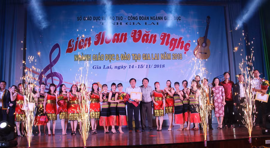 Phòng GD-ĐT TP.Pleiku vui mừng với giải nhất toàn đoàn. Ảnh: Nguyễn Giang