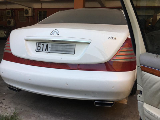 Maybach 62S màu trắng nằm 