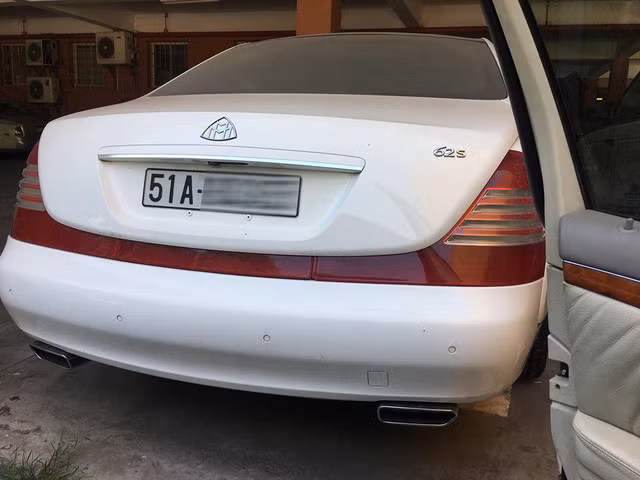 Maybach 62S màu trắng nằm 