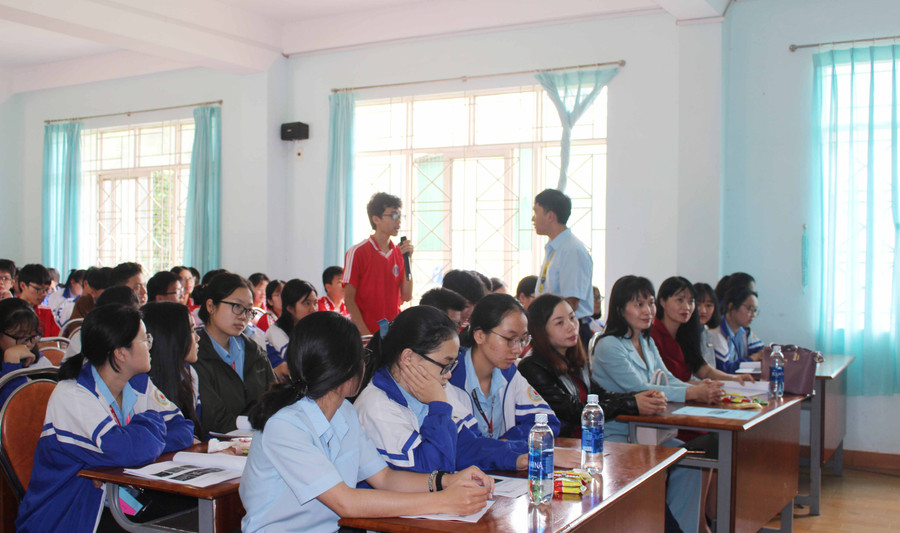 Nhiều câu hỏi phản biện được đưa ra tại buổi ngoại khóa. Ảnh: Nguyễn Giang