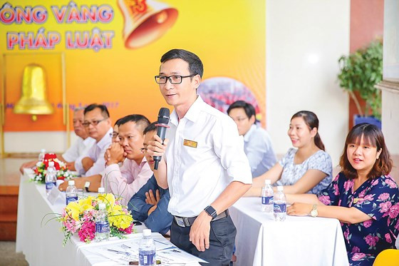  Th.S Vũ Anh Sao là giảng viên Khoa Luật kiêm Phó Bí thư Đoàn Trường ĐH Công nghệ TPHCM. Thầy là người khởi xướng các hoạt động học thuật quy mô cho sinh viên như Phiên tòa giả định, Olympic pháp luật, Rung chuông vàng pháp luật..., thu hút sự tham gia của nhiều trường đại học đào tạo nhóm ngành luật tại TPHCM. Thầy chia sẻ: “Với tôi, nghề giáo là cuộc sống... Mỗi ngày được đứng trên bục giảng, sáng tạo nhiều hoạt động học thuật bổ ích cho sinh viên chính là niềm vui, nguồn động lực thôi thúc để tôi không ngừng phấn đấu và cống hiến hết mình vì sự nghiệp”. Ảnh: THANH HÙNG