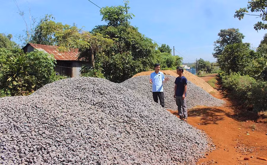  Người dân làng Brọch 1 (xã A Dơk) tập kết vật liệu để chuẩn bị đổ bê tông cho con đường làng. Ảnh: H.T