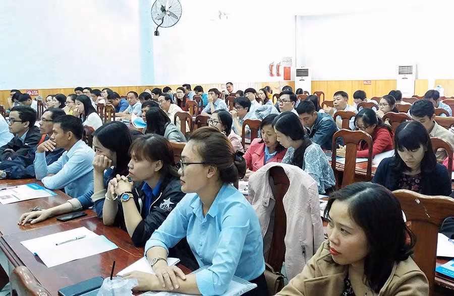  Gần 120 đoàn viên của 63 công đoàn cơ sở trực thuộc Công đoàn Viên chức tỉnh tham dự tập huấn. Ảnh: N.N 