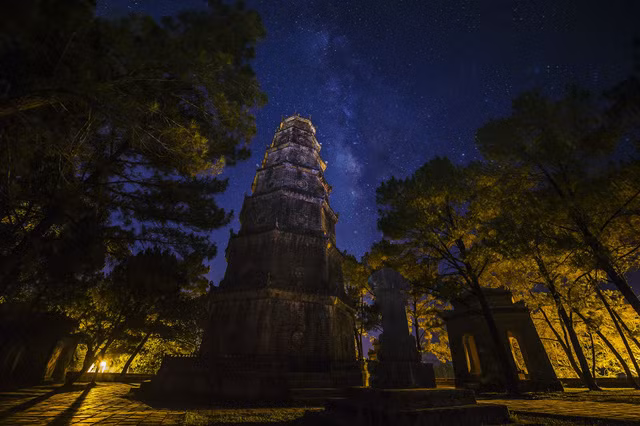 Chùa Thiên Mụ linh thiêng trong ánh sao đêm