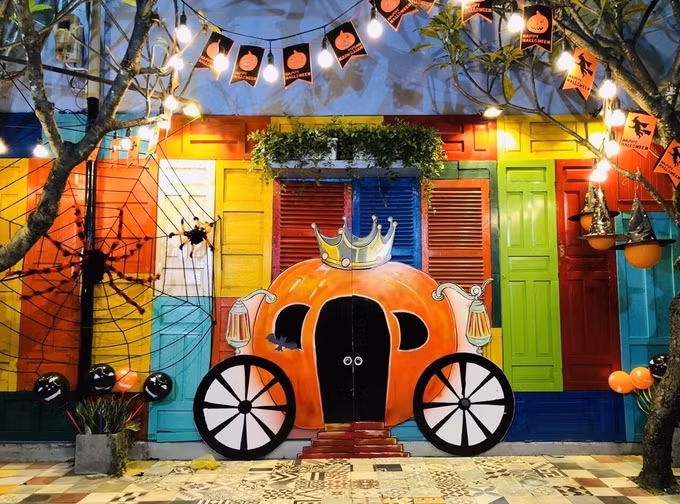 Hay xe bí ngô vừa mang nét cổ tích, vừa đậm chất Halloween. 