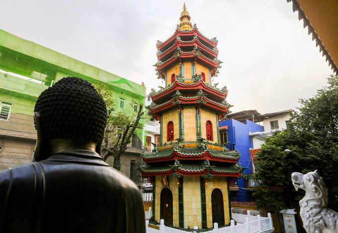 Nổi bật trong khuôn viên chùa là ngôi tháp Đẳng Quang được xây dựng năm 1996 và hoàn thành sau ba năm. Tháp cao 22 m, được Trung tâm sách kỷ lục công nhận là chùa có tháp gốm cao nhất Việt Nam. Nổi bật trong khuôn viên chùa là ngôi tháp Đẳng Quang được xây dựng năm 1996 và hoàn thành sau ba năm. Tháp cao 22 m, được Trung tâm sách kỷ lục công nhận là chùa có tháp gốm cao nhất Việt Nam.