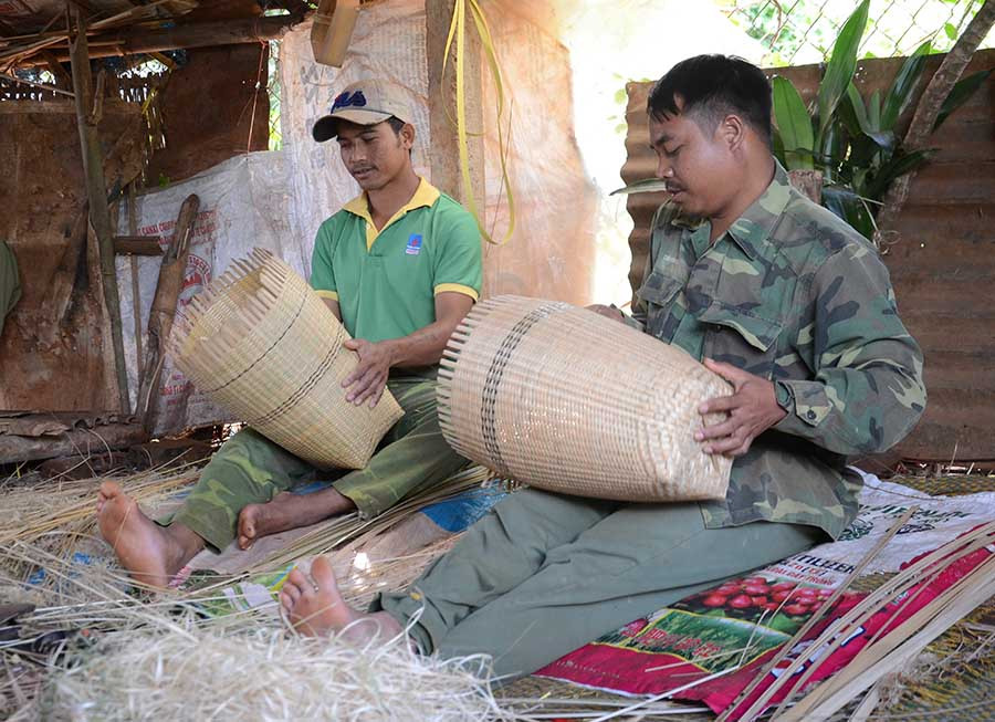 Nghề đan lát ở xã Ia Pết (huyện Đak Đoa) hiện đang gặp khó khi nguồn nguyên liệu ngày một khan hiếm. Ảnh: Phương Linh