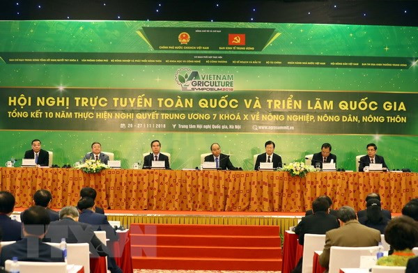 Thủ tướng Nguyễn Xuân Phúc, Trưởng Ban Kinh tế Trung ương Nguyễn Văn Bình, Phó Thủ tướng Trịnh Đình Dũng, Phó Trưởng Ban thường trực Ban Kinh tế Trung ương Cao Đức Phát, Chủ tịch Hội Nông dân Việt Nam Thào Xuân Sùng và lãnh đạo các Bộ NN & PTNT, KH & CN tham gia điều hành Hội nghị. (Ảnh: Thống Nhất/TTXVN)