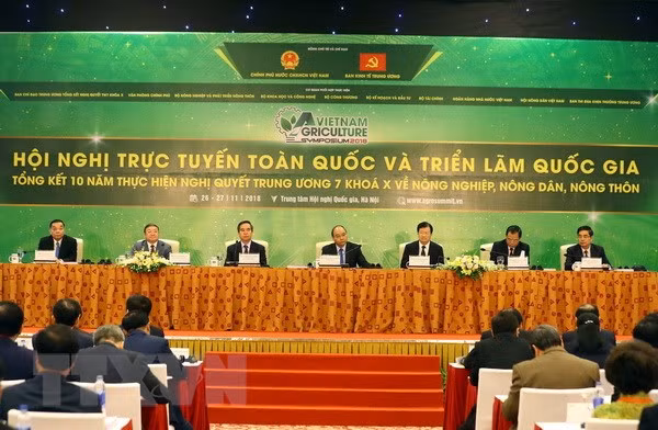 Thủ tướng Nguyễn Xuân Phúc, Trưởng Ban Kinh tế Trung ương Nguyễn Văn Bình, Phó Thủ tướng Trịnh Đình Dũng, Phó Trưởng Ban thường trực Ban Kinh tế Trung ương Cao Đức Phát, Chủ tịch Hội Nông dân Việt Nam Thào Xuân Sùng và lãnh đạo các Bộ NN & PTNT, KH & CN tham gia điều hành Hội nghị. (Ảnh: Thống Nhất/TTXVN)
